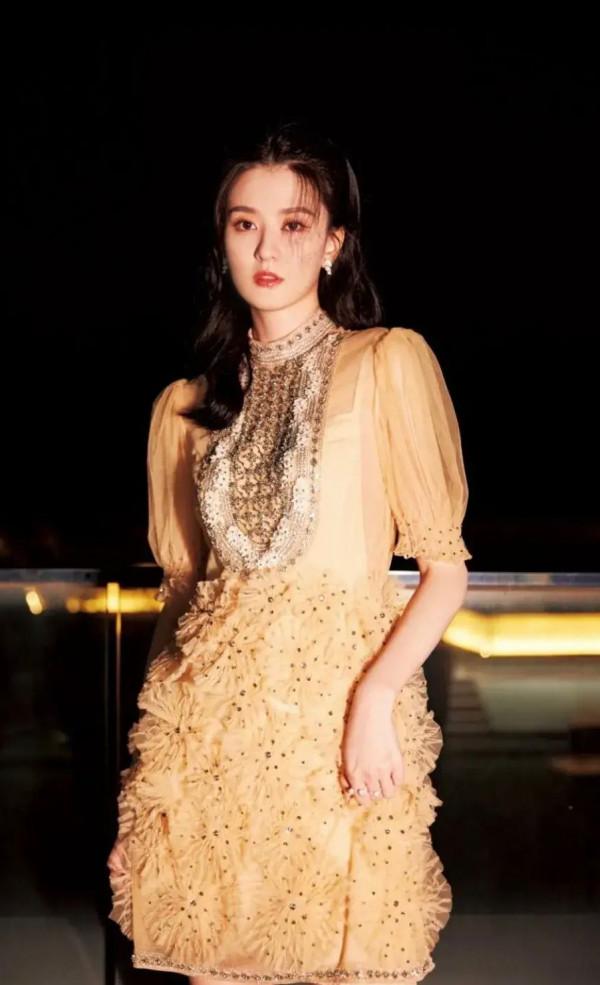 喬欣不愧是富家千金，穿著一襲香檳色連衣裙，自信又美麗