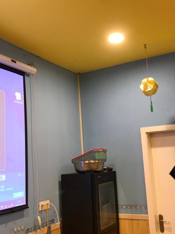 安裝投影還要會木工