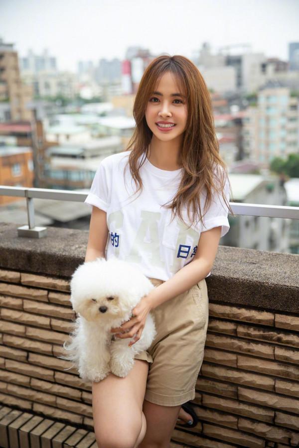 41歲的蔡依林真會穿，高腰T恤配破洞牛仔，減齡時尚還顯腿長