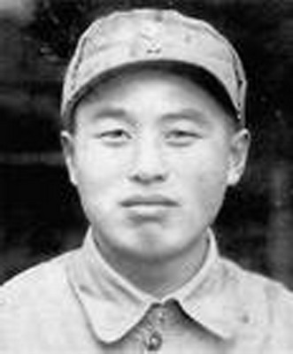 李德生的追悼會：李訥與丈夫出席，戰士抬棺徐行，鄉親盼將軍歸根