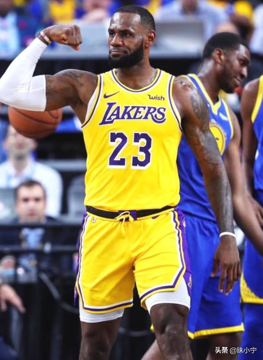 詹姆斯展示湖人6號球衣,放棄忠誠開啟抱團的號碼,多少有點諷刺 詹姆斯展示湖人6號球衣,放棄忠誠開啟抱團的號碼,多少有點諷刺