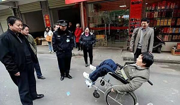 04年彭水林因車禍被“削”為78釐米，妻子不離不棄，今小孫女在手