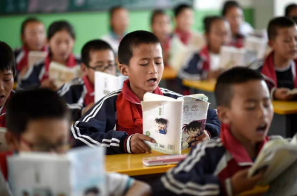 為防止學生“犯花痴”，教育部煞費苦心，從教科書插圖就能看出來