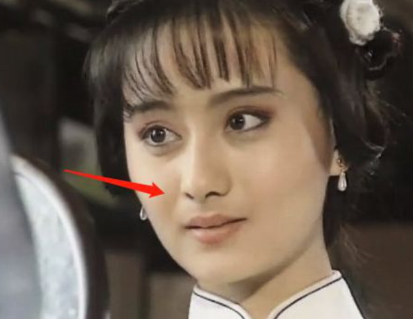 明星左右臉不對稱：金晨嘴歪，鞠婧禕只露左臉，林青霞用髮型遮掩