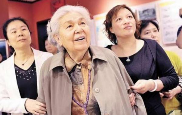 時隔24年後，翟雲英來到丈夫劉亞樓墓前：你交代我的事，都完成了