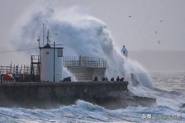 O2頂兒被掀&sol;核電站煙囪塌了！30年英國最強暴風雨Eunice來了