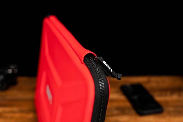 這個內膽包符合MacBook Pro的氣質，保護效果全面，功能設計貼心