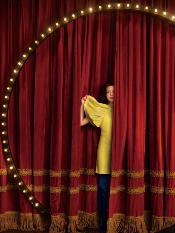 38歲秦嵐換短髮啦！和36歲的陳妍希同穿吊帶裙，風格差距這麼大？