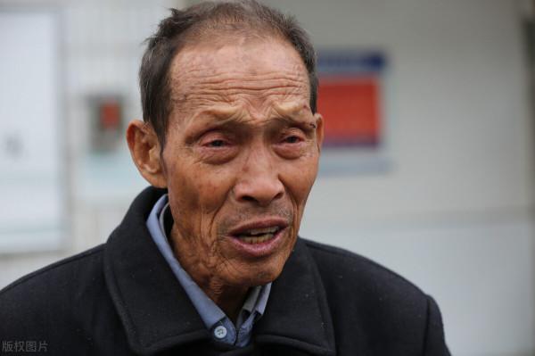 48歲男人哭訴，寧願被說不孝，也希望父親早日離去，是解脫