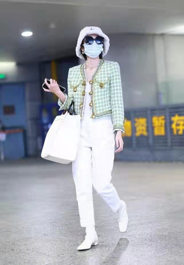 唐藝昕機場秀用力過猛，大冷天還穿短袖搭小背心，過分清涼