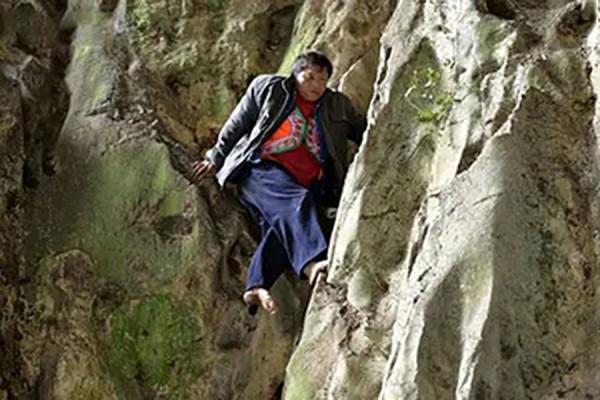 貴州背屍人：徒手將棺材背上懸崖，三天不吃不睡，峭壁上全是棺材