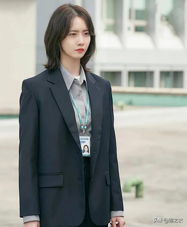 林允兒的時尚穿搭，優雅端莊秀麗