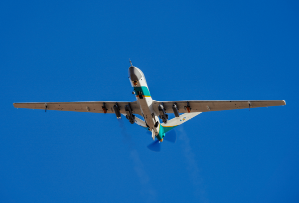 翔龍偵察機監視美國巡洋艦10小時，強悍效能，終結“全球鷹”時代