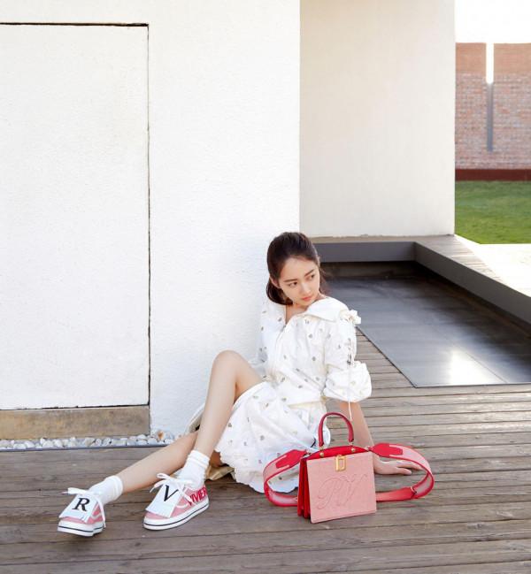 不愧是唐嫣“最寵”的藝人，穿西裝裙配刺繡短靴，筆直雙腿太搶鏡