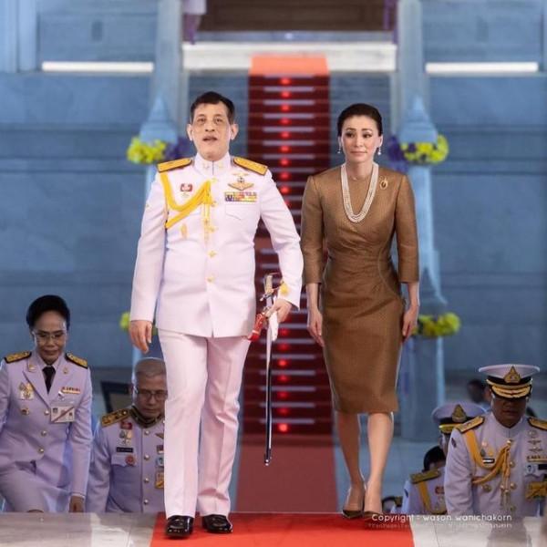 蘇提達王后優雅大方，愛用珍珠項鍊襯托氣質，分分鐘美過詩妮娜