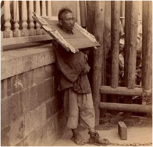 大清影像:犯人的枷鎖和宋朝武松的枷鎖不太一樣,手腳是解放的 大清影像:犯人的枷鎖和宋朝武松的枷鎖不太一樣,手腳是解放的