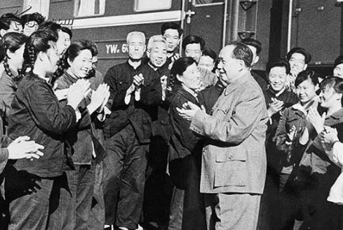 58年毛主席在專列上不慎摔倒後,笑著對王愛梅:我保證,絕對保密 58年毛主席在專列上不慎摔倒後,笑著對王愛梅:我保證,絕對保密