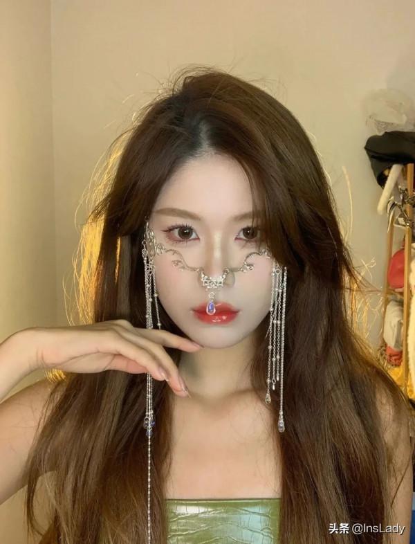 我的社恐女同事，一到年會就變名媛了？