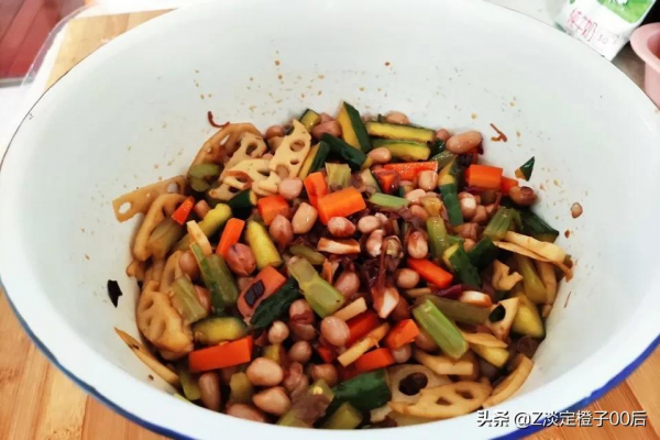 蓮藕小鹹菜的醃製方法，5種蔬菜一起，清脆爽口，醃好就能吃