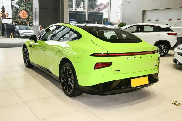 軸距近3米配“剪刀門”，位元斯拉跑得還遠，實拍小鵬P7鵬翼版