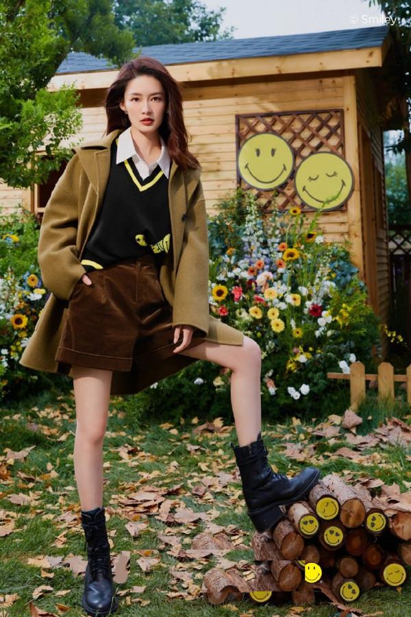 李沁真美，淺藍色襯衫配牛仔短裙，清新時尚很有格調