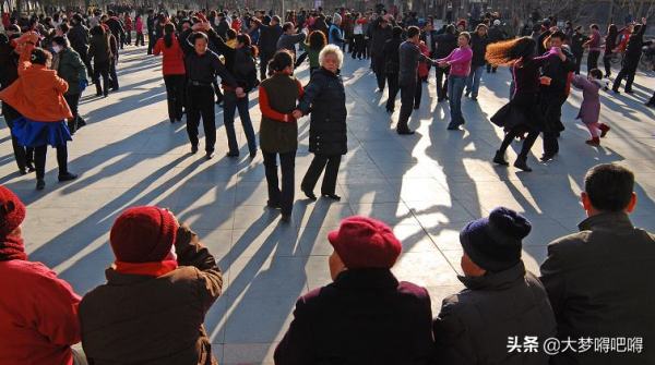 鳳凰傳奇新歌又成洗腦神曲？大爺大媽齊上陣，廣場舞跳出了高階感