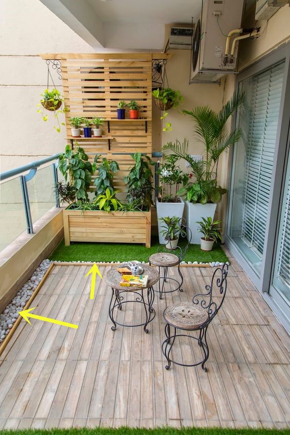 送的2㎡北陽臺，洗衣晾曬用不上，鋪防腐木撒鵝卵石，簡單、漂亮