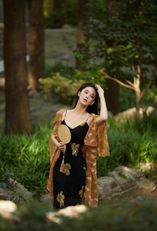 張馨予迴歸“優雅長髮”，穿吊帶裙手持小團扇，一顰一笑都是風韻