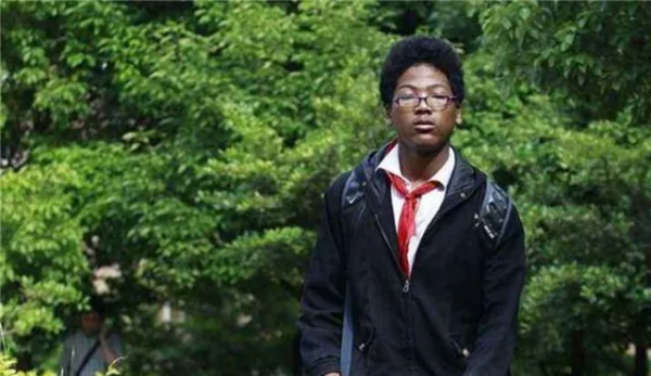 “黑人寶寶”出生8天被棄草叢,上海奶奶撿回家養了21年,“不管是黑是白,這個孩子我要定了”...... “黑人寶寶”出生8天被棄草叢,上海奶奶撿回家養了21年,“不管是黑是白,這個孩子我要定了”......