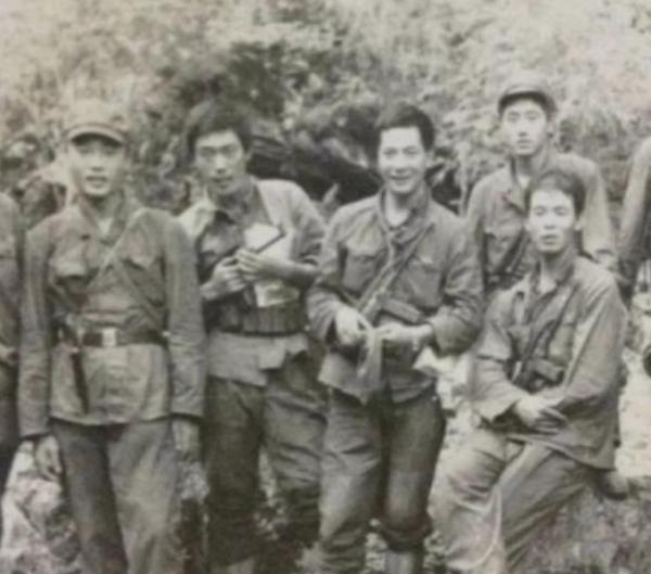 他用7發手槍子彈與敵周旋6天，死後遺體被封入水泥，只剩一隻頭骨