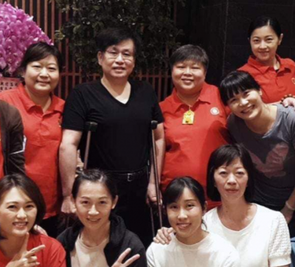 鄭智化拄拐參加聚會,59歲笑容滿臉精神好,娶美女後生娃家庭幸福 鄭智化拄拐參加聚會,59歲笑容滿臉精神好,娶美女後生娃家庭幸福