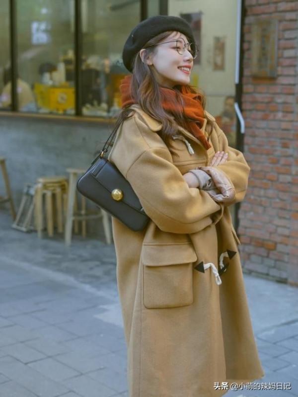 憑什麼秋冬一定要穿黑白灰？最實用的“亮色”搭配指南，請收藏