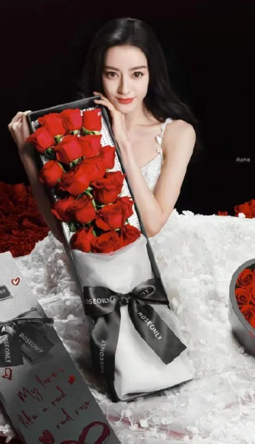 玫瑰如詩，驚豔綻放，恭喜迪麗熱巴解鎖2022年第一個代言