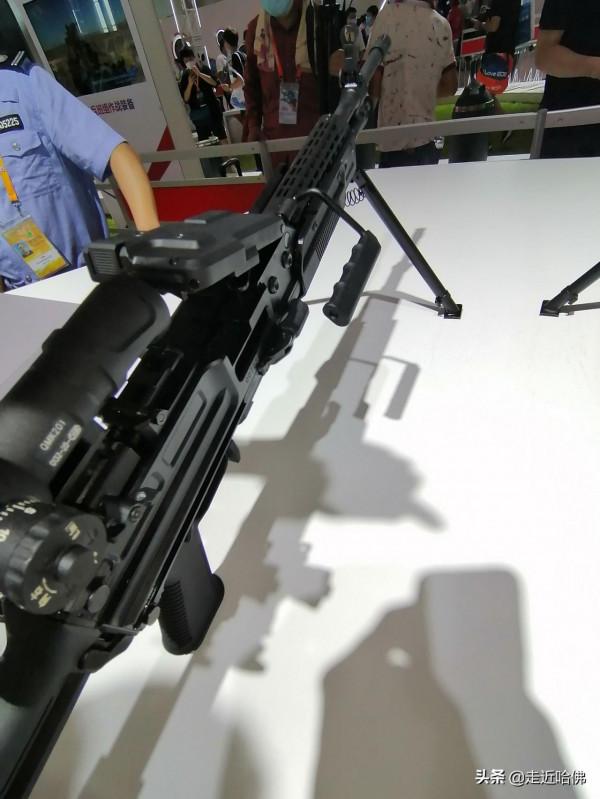 解放軍新201班用機槍，為什麼空槍重量增加了，單兵負荷卻更低了