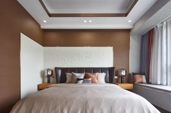 200平現代風四居室，三層疊級的方式背景牆+內建壁龕很別緻