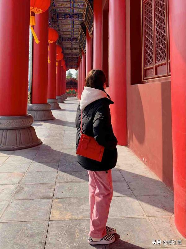 今年冬天穿衣流行“黑+粉”，酷炫瀟灑又不失溫柔感，誰穿誰美