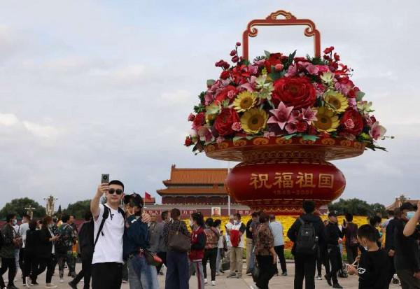 天安門廣場花卉佈置完成 遊客“打卡”合影留念 天安門廣場花卉佈置完成 遊客“打卡”合影留念
