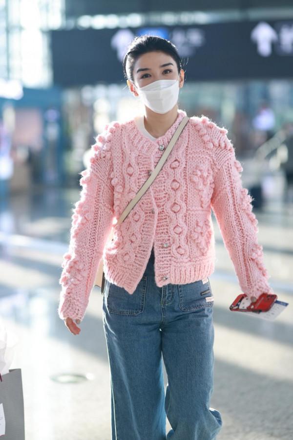 黃奕穿粉色毛衣現身機場 年輕十足