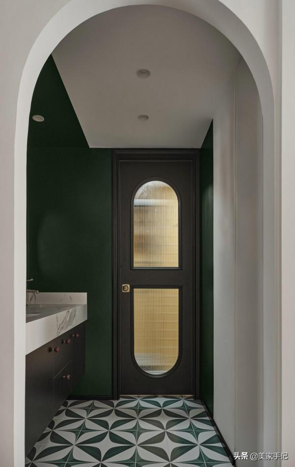 越來越多人不做電視牆，學她家打滿櫃子，全屋不是一般的實用大氣