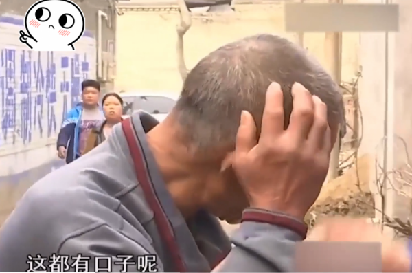 兒子誣陷父親罵人，掄起板凳就教訓，只因想趕父母出去？