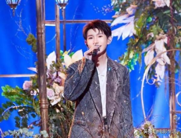 跨年晚會男星開始“內卷”，王源酷似貴公子，張藝興帶來超強舞臺