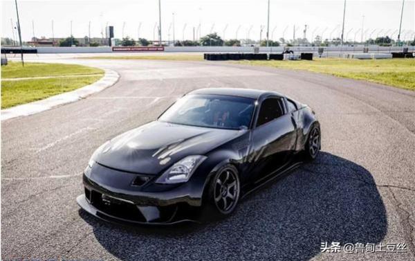 「轂銳馳」有趣的人改裝了一臺V8引擎的日產350Z