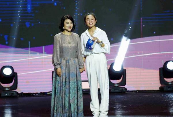 董明珠是真正見過世面的人，穿亮面連衣裙高貴大氣，自信滿滿