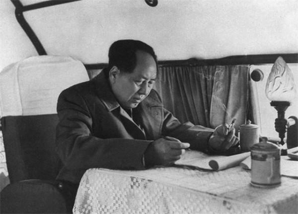 毛主席特殊的喝茶習慣：愛喝隔夜濃茶，喝完茶把茶渣吃掉