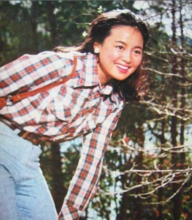 憑《廬山戀》走紅，巔峰時“棄夫”出國，張瑜近況如何？