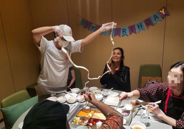 歌手韋唯復出首唱，素顏臉頰凹陷身材下墜，是老年人了不像天后