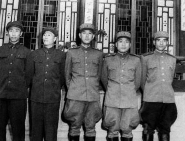 1952年彭德懷回國，鄧華請求粟裕接替總指揮，毛主席為何拒絕？