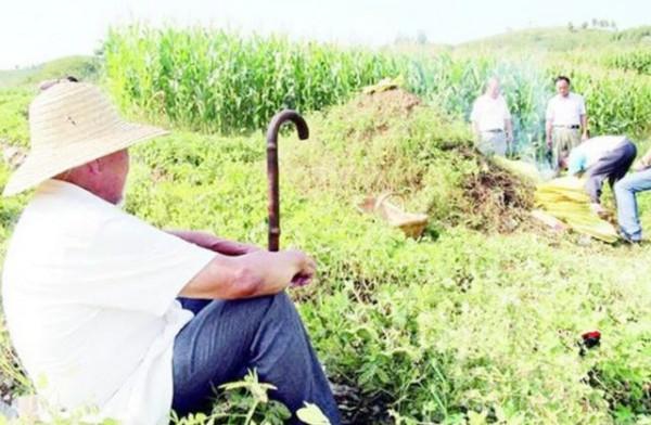 山東老人信守諾言,為抗日無名英雄守墓長達74年,92歲時奇蹟出現 山東老人信守諾言,為抗日無名英雄守墓長達74年,92歲時奇蹟出現