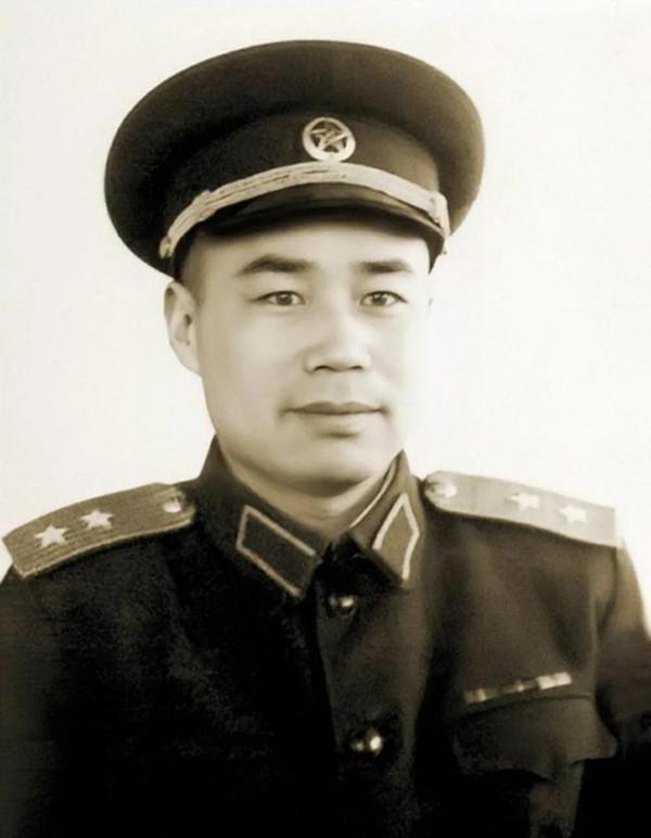 劉伯承說留活口，毛澤東要他帶上鐐銬，王近山抓的人究竟是誰？