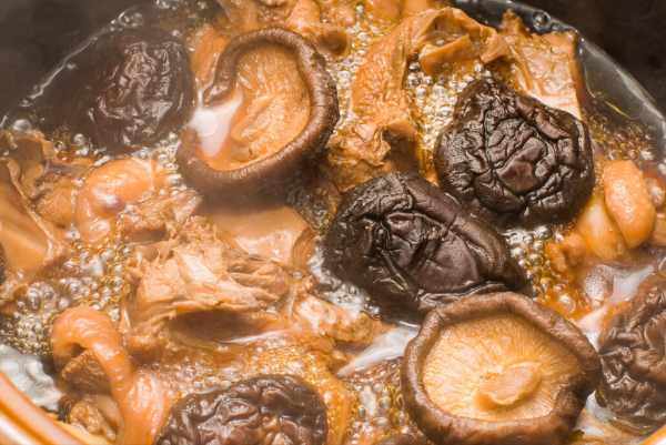 大年三十年夜飯，1道小雞燉蘑菇上桌，清淡味香，老人孩子都愛吃